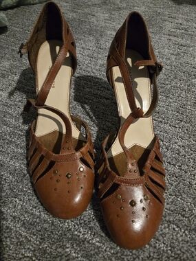 Isaac Mizrahi Brown Leather T-Strap Studded Heels